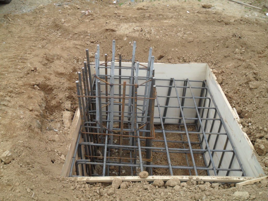 강풍을 견디기 위해 견고하게 조립된 지주 기초 앙카 및 철근 뼈대