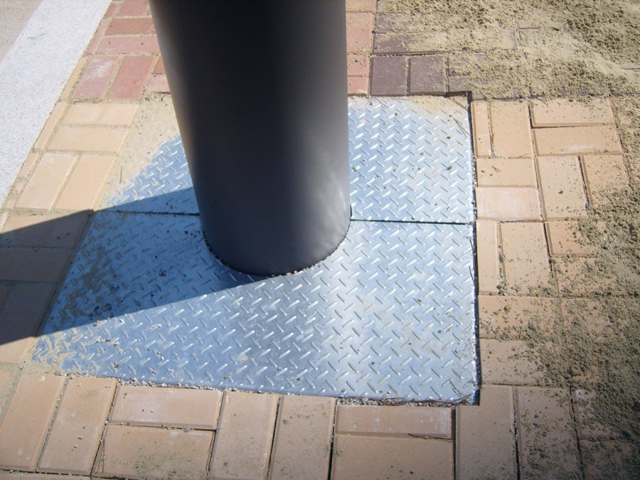 보행자 안전을 위해 보도블럭과 단차 없이 깔끔하게 평탄화된 앙카 커버 마감