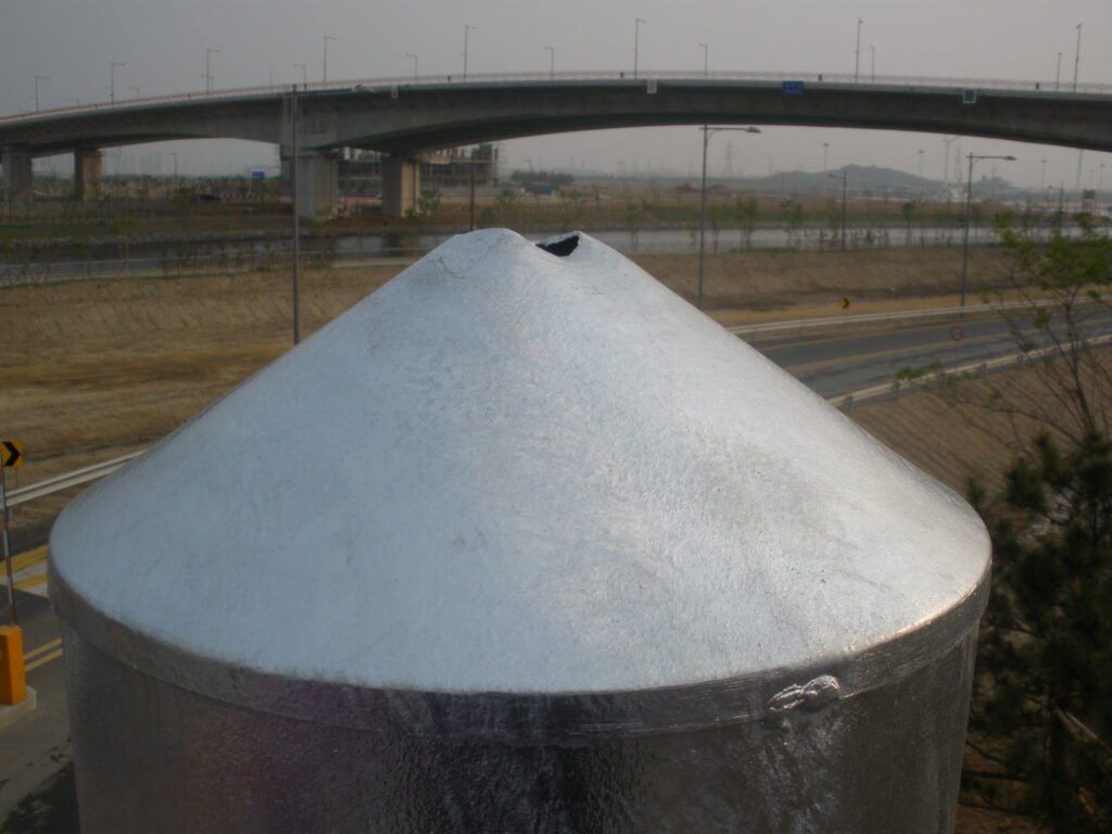 가로등 지주 상단 캡 파손 및 빗물 유입 가능성 점검 모습