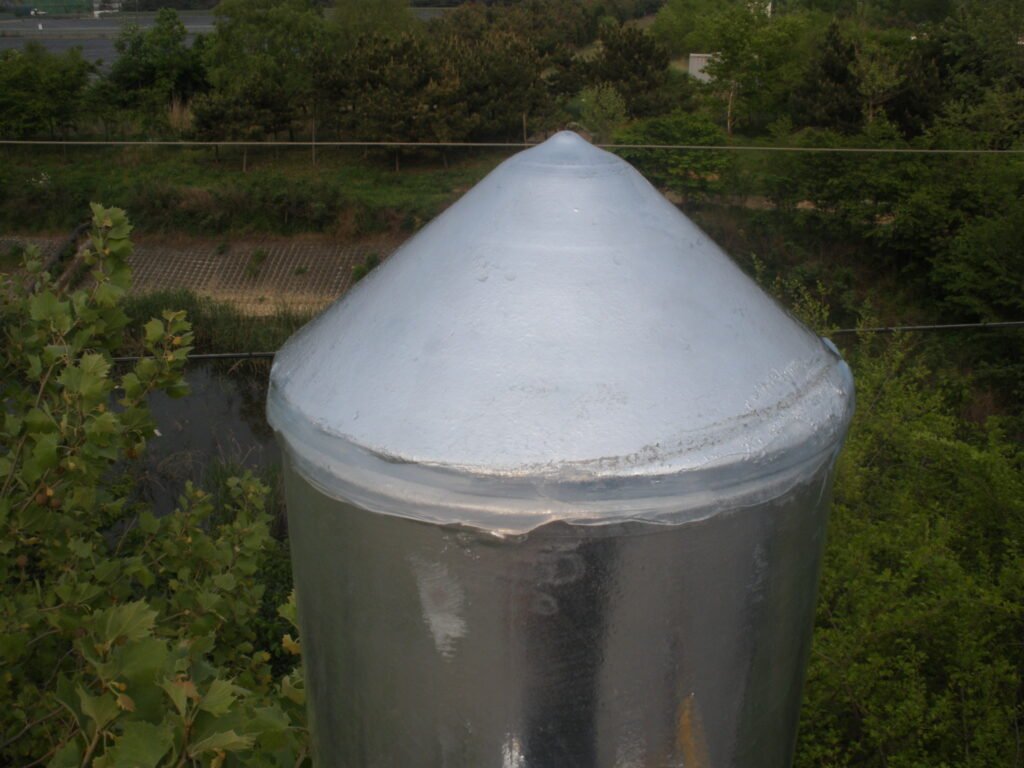 가로등 지주에 새롭게 장착된 은색 원뿔형 상단 캡 모습