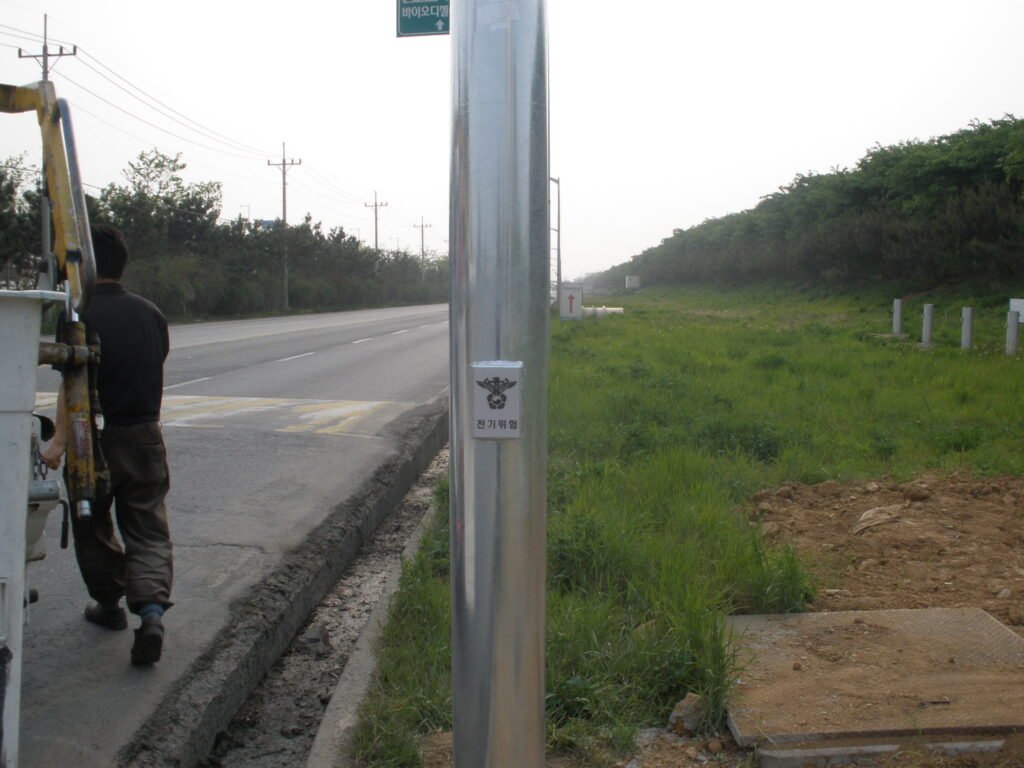 도로변 가로등 지주 교체 작업 및 시공 전문가의 현장 확인