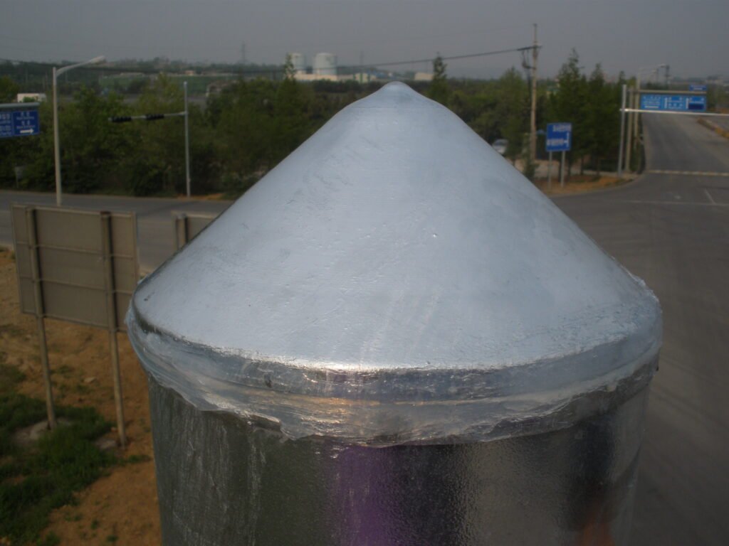 빗물 침투를 완벽히 차단하도록 시공된 가로등 상단 캡 근접 촬영