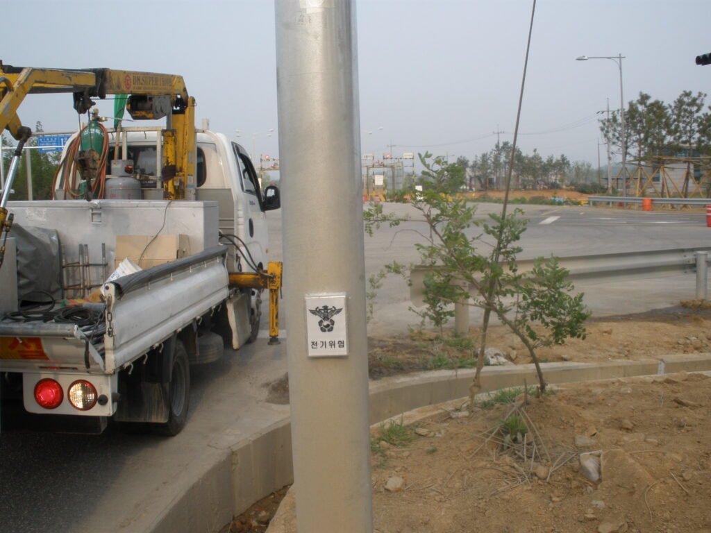 작업 완료 후 가로등 지주의 전체적인 외관 및 전기위험 표지 점검